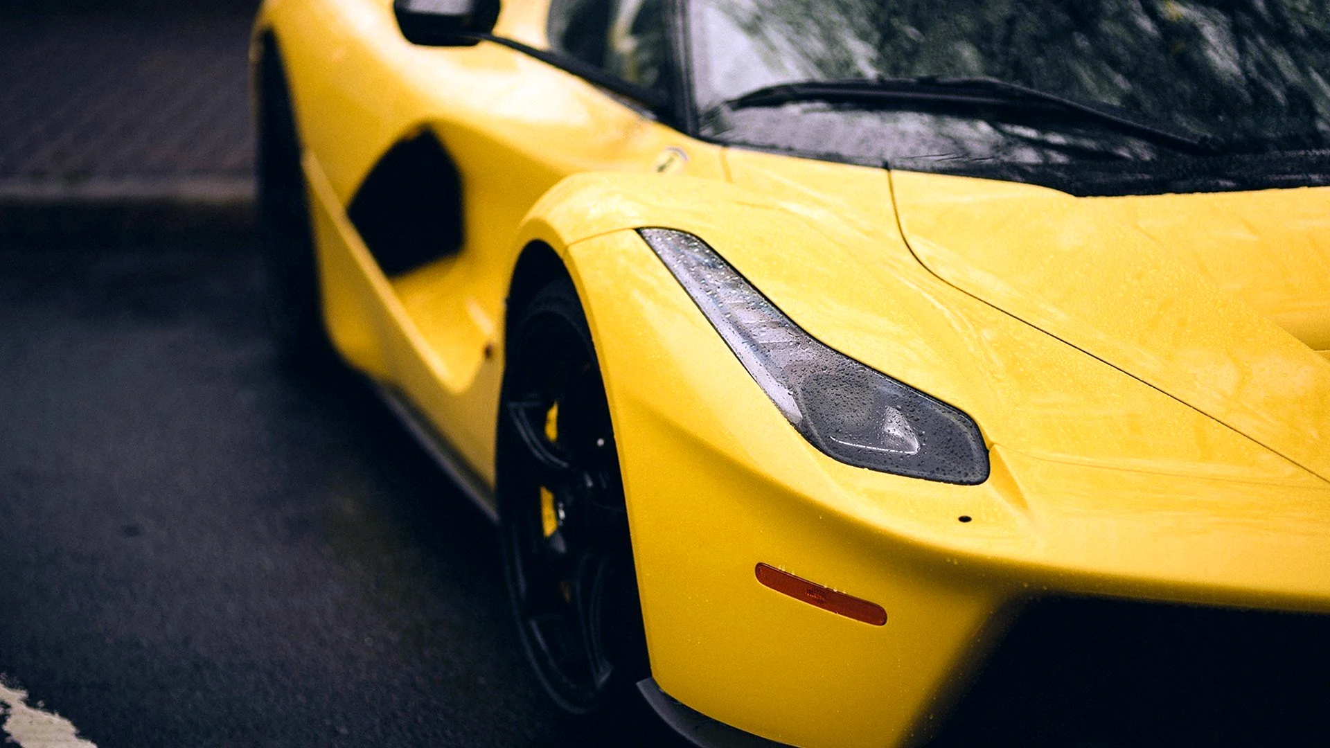 Черно желтая машина
