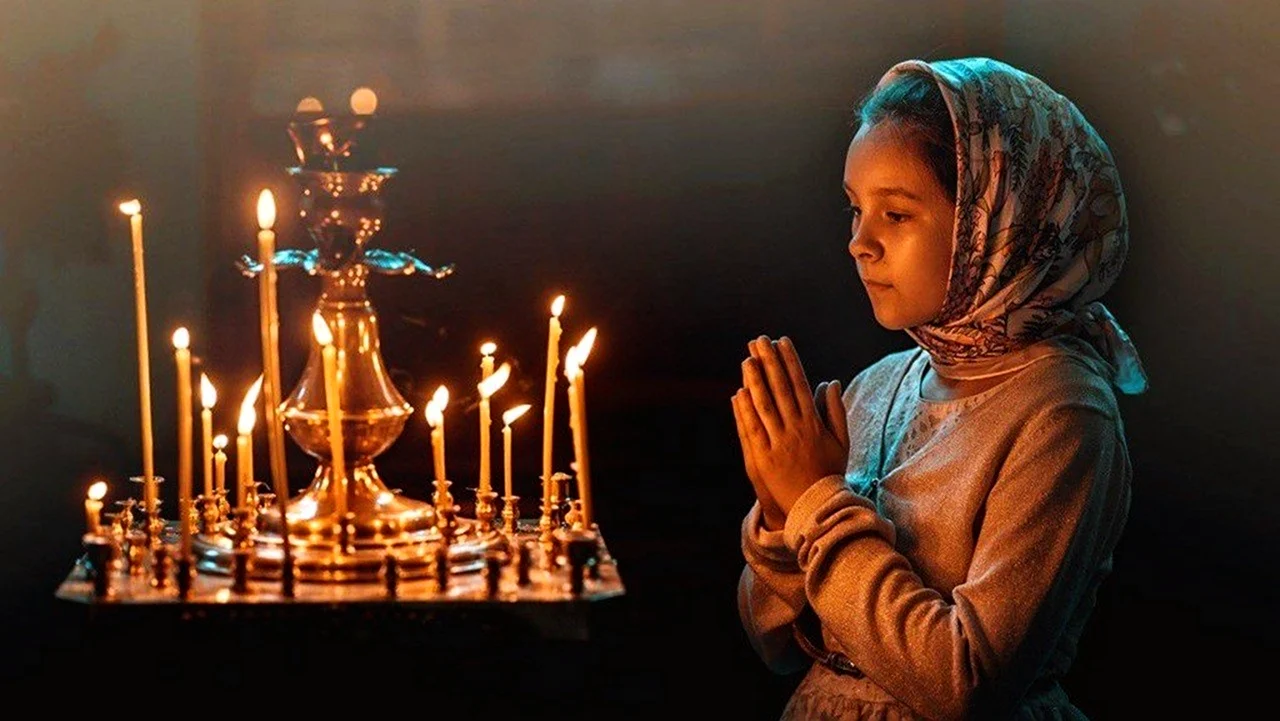 Дети молятся в храме