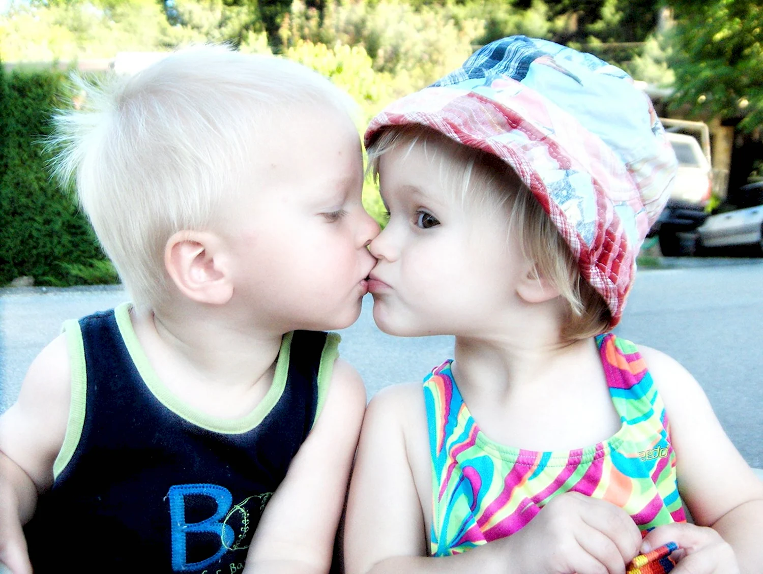 Детский поцелуй в щечку