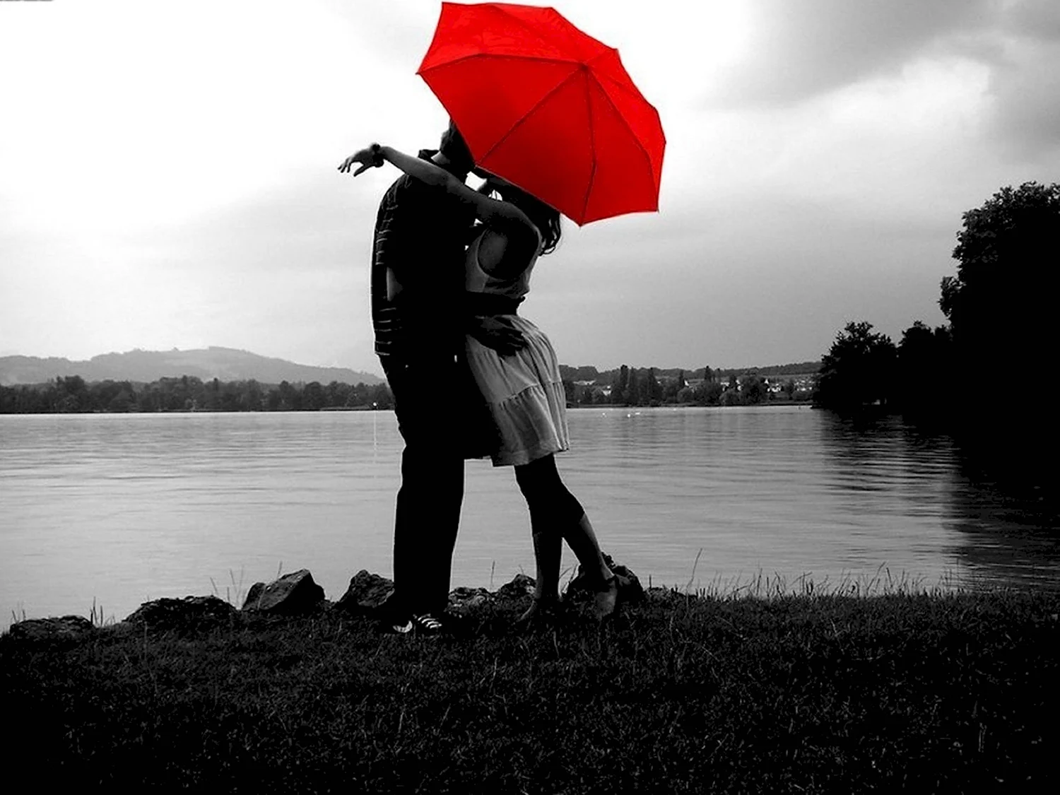 Девушка и парень с зонтом
