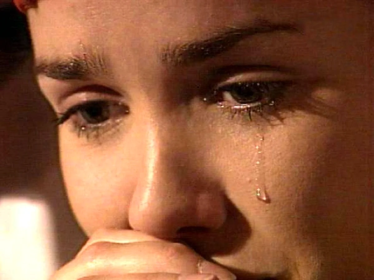 Девушка молится со слезами