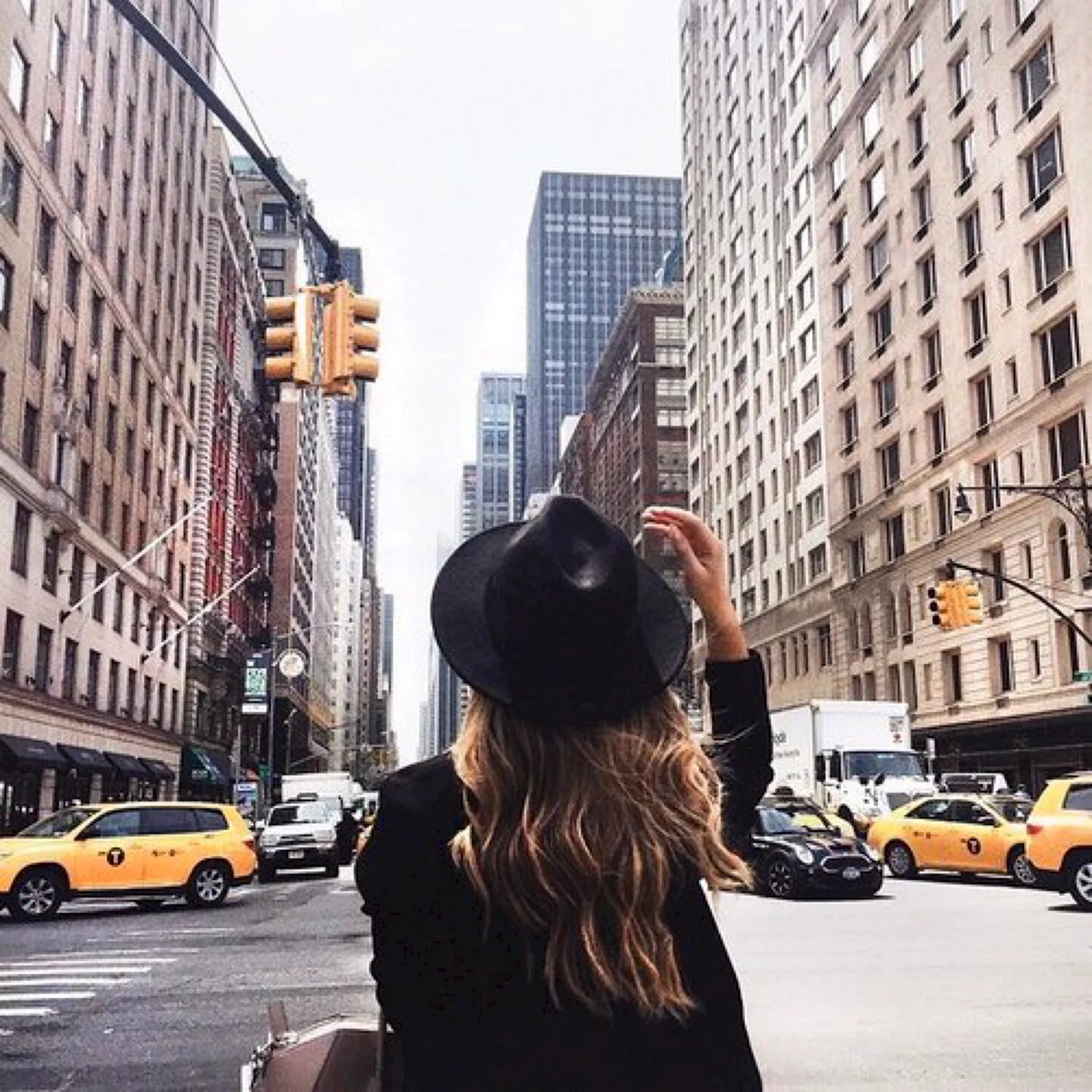 Девушка на фоне Нью Йорка