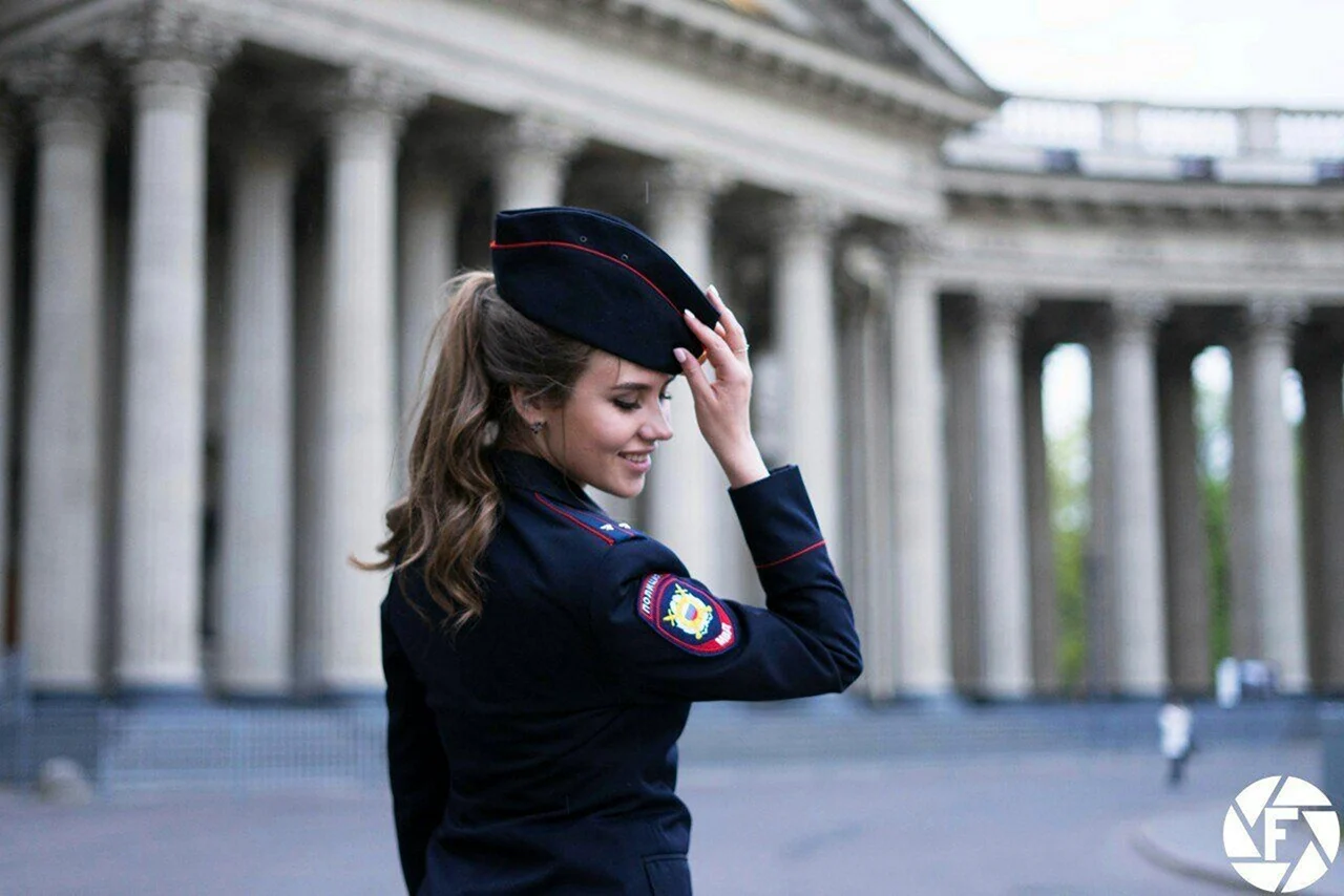 Девушка полицейский
