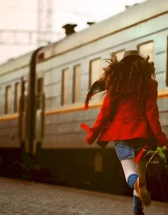 Девушка провожает поезд