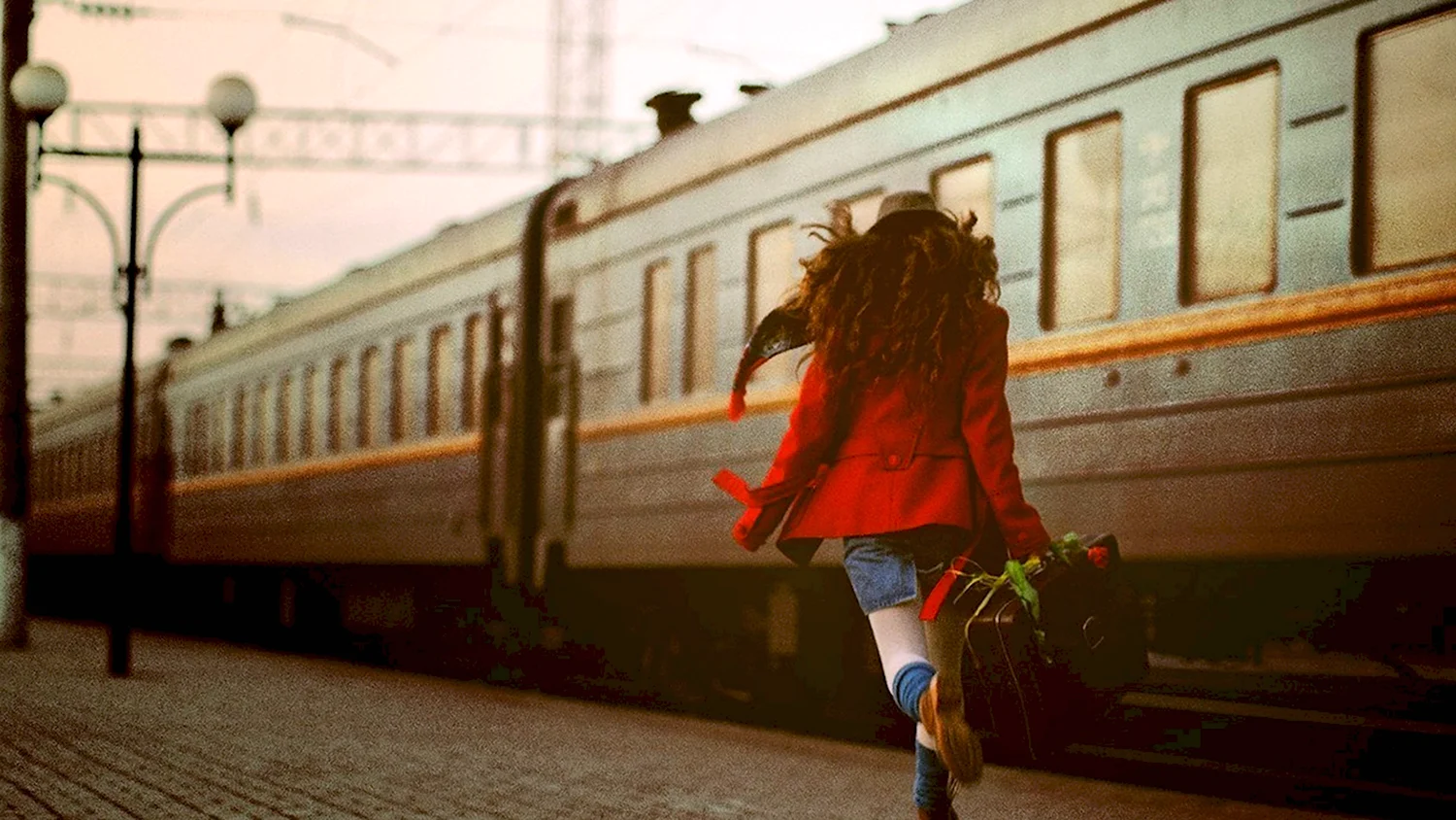 Догнал красивую. Девушка бежит за поездом. Уходящий поезд. Поезд ушел. Девушка опоздала на поезд.