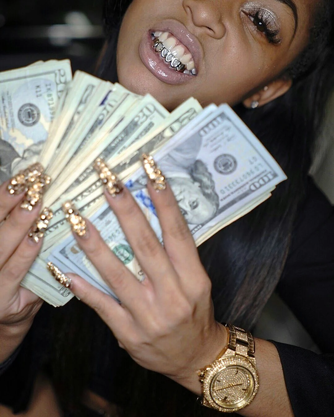 Девушка с деньгами