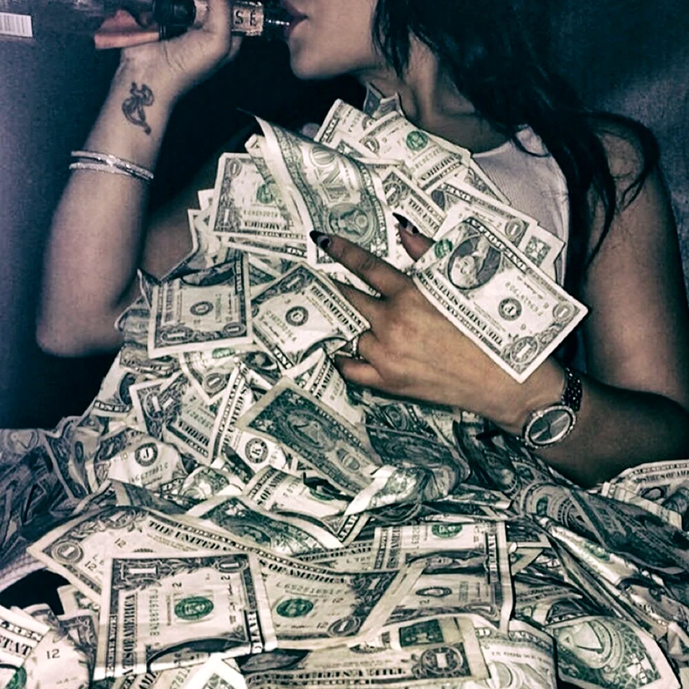 Девушка с долларами