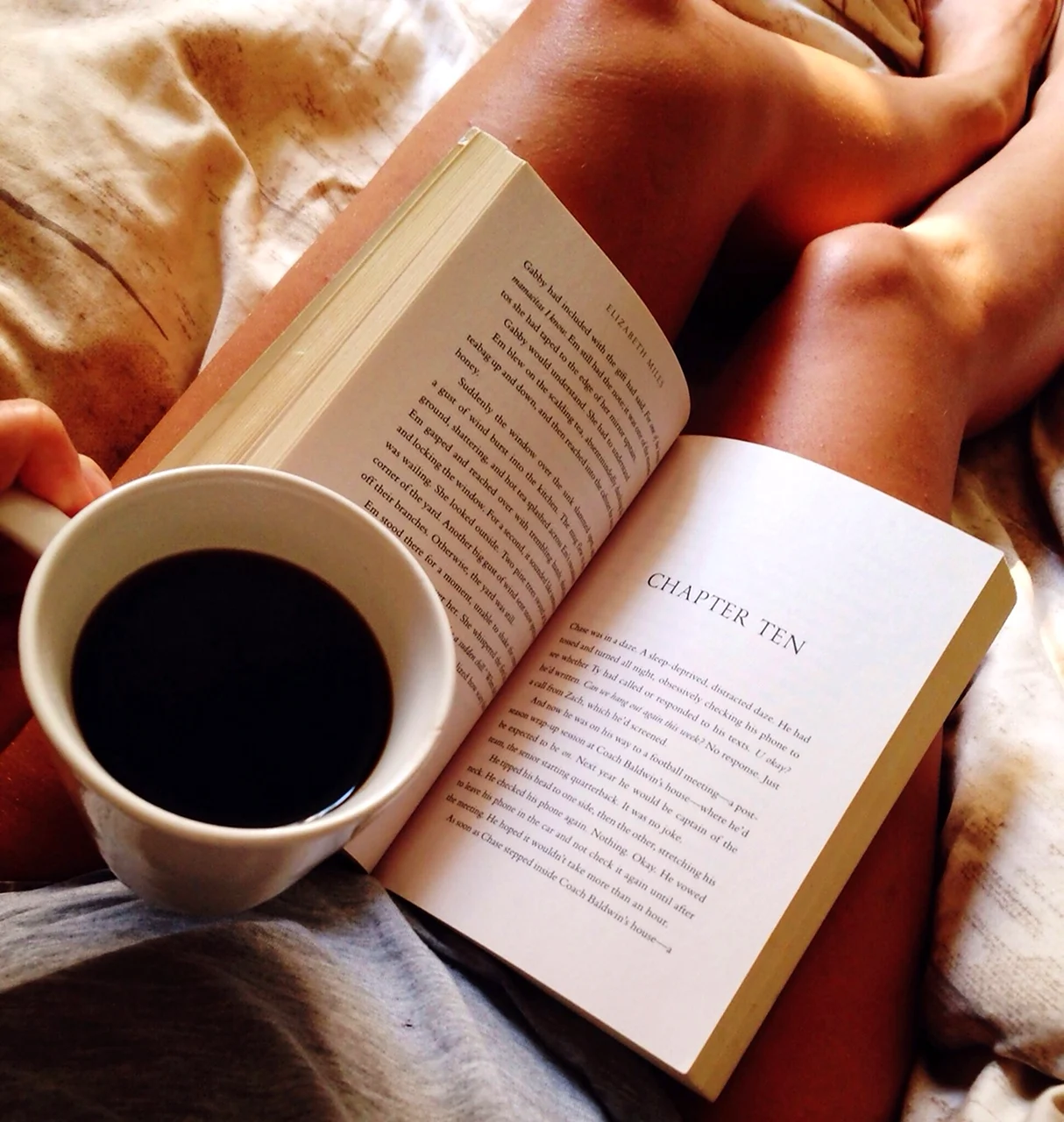 Девушка с книжкой и кофе
