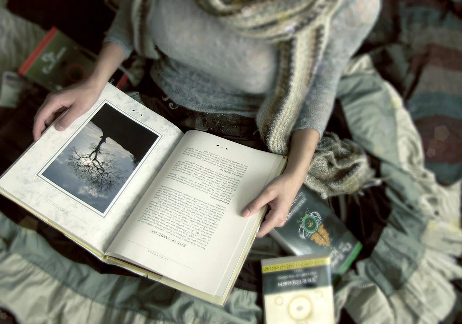 Девушка с книжкой в руках