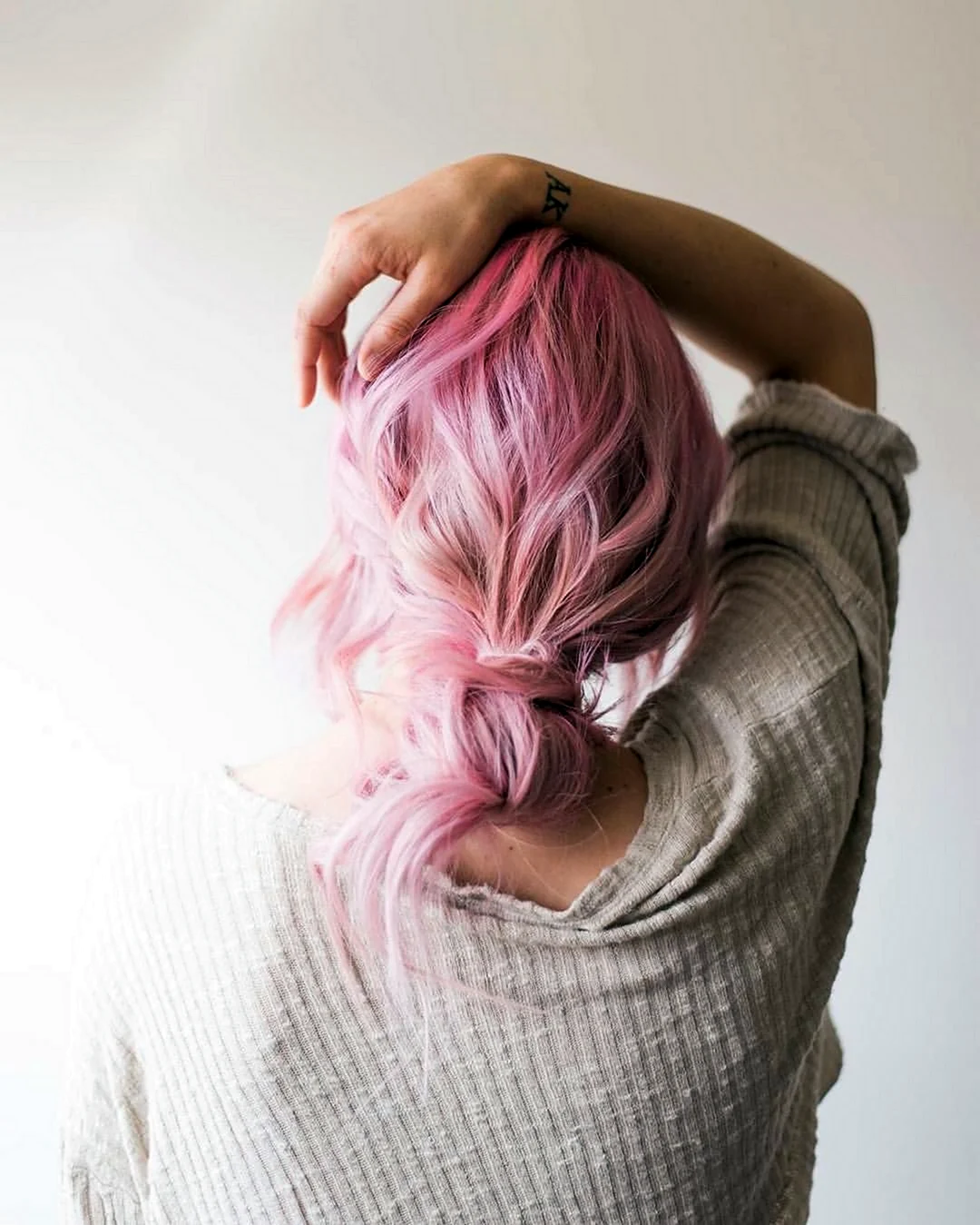 Девушка с розовыми волосами со спины