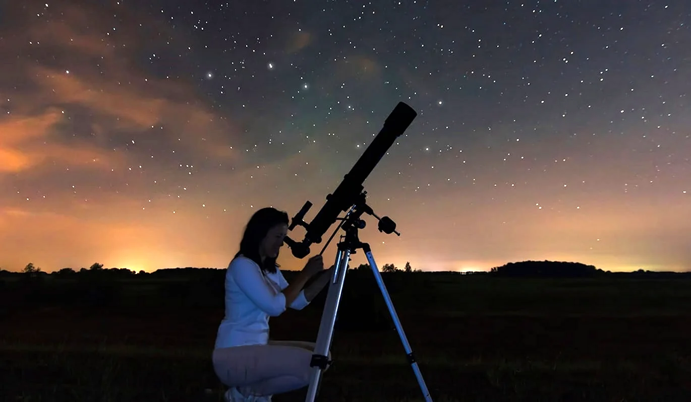 Девушка с телескопом