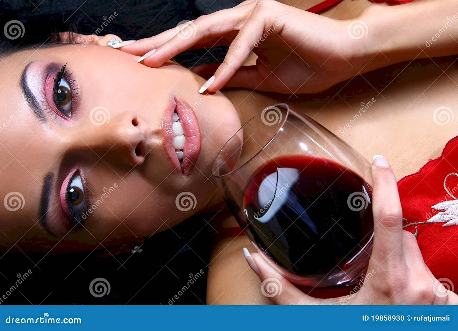 Девушка с вином