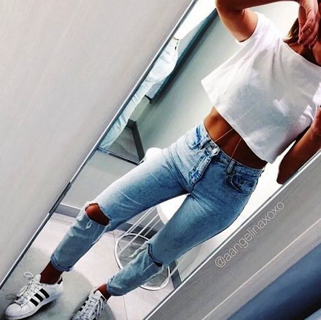 Девушка в джинсах: изображения без лицензионных платежей