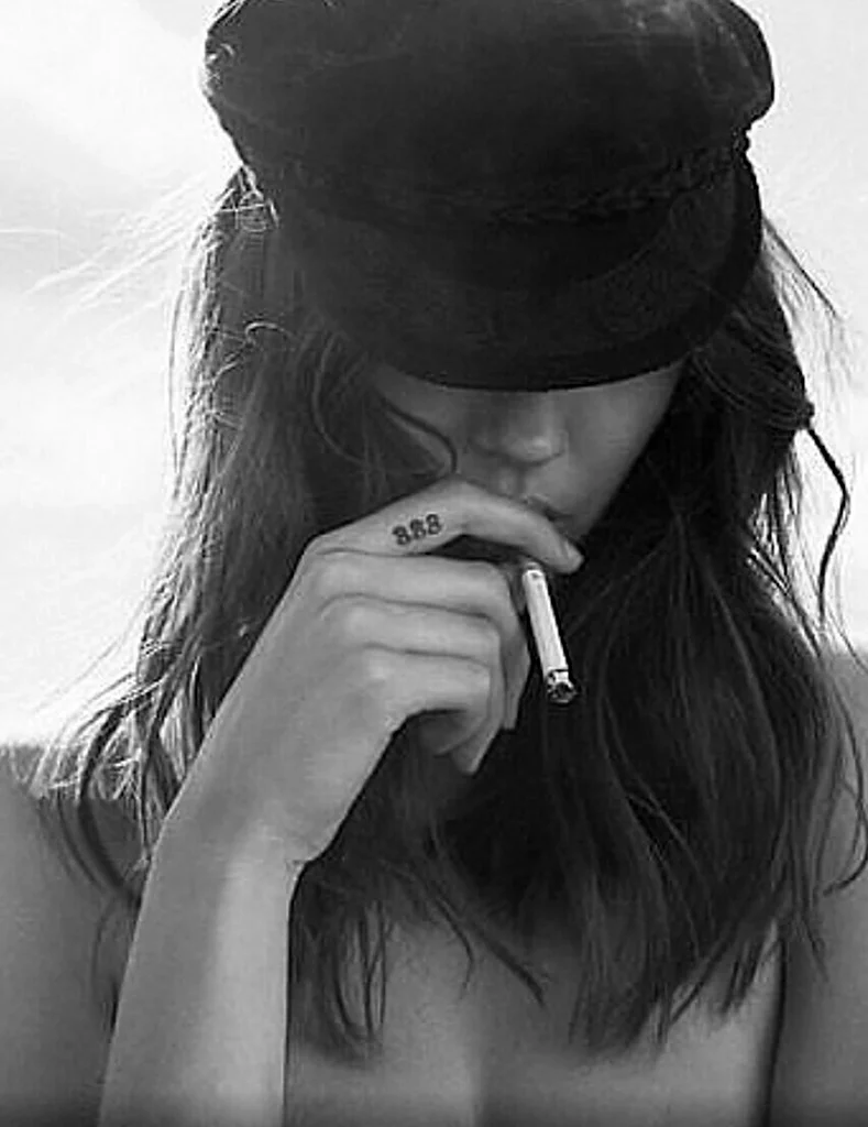 Девушка в кепке курит