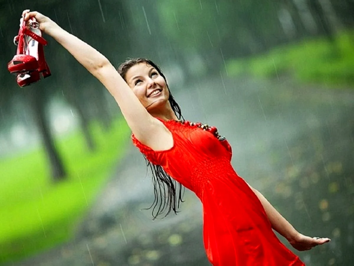 Девушка в Красном платье под дождем