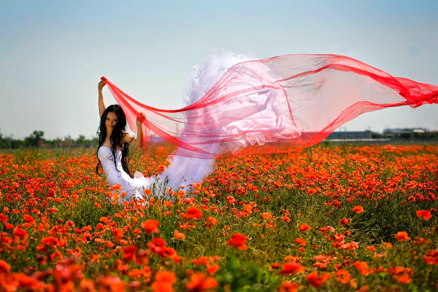 Девушка в платье на ветру в поле