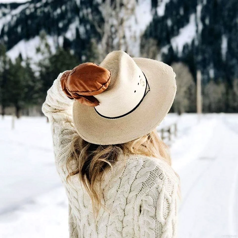 Девушка в шляпе зимой