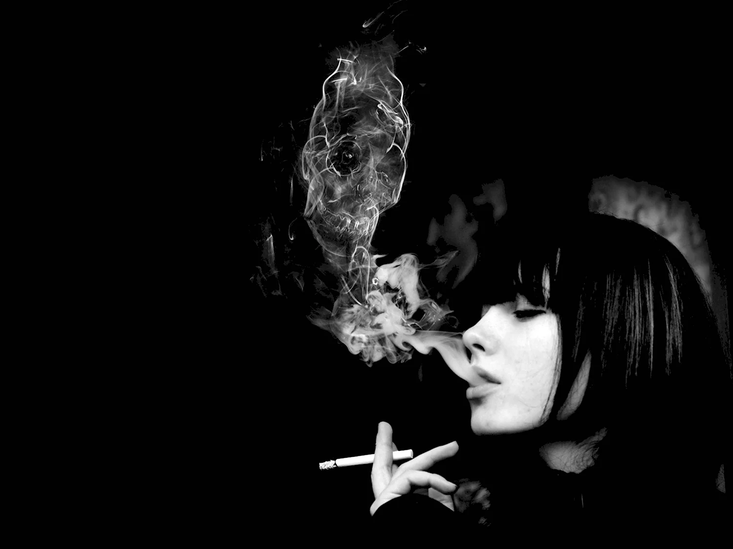 Девушка в темноте с сигаретой