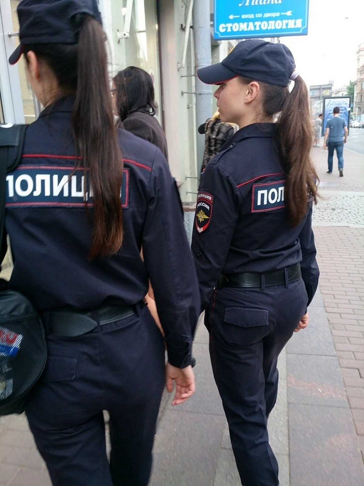 Девушки в полицейской форме