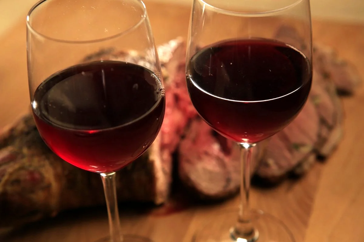 Два бокала с вином