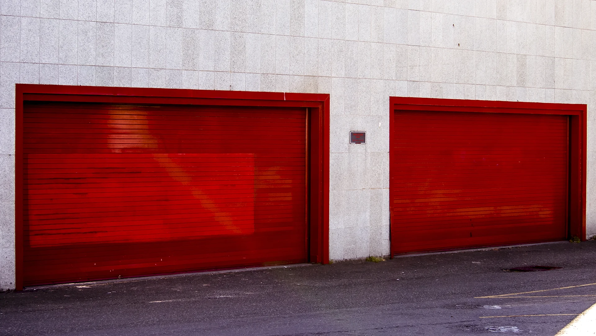 Дверь гаража красная