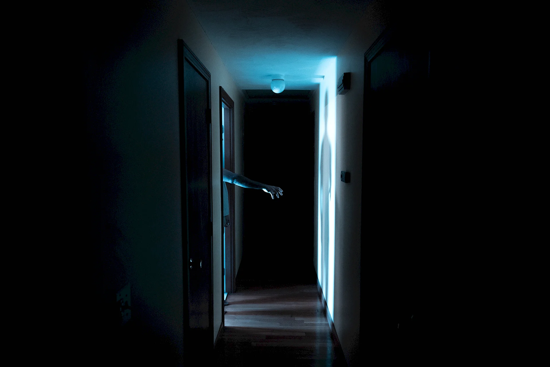 Дверь в темную комнату