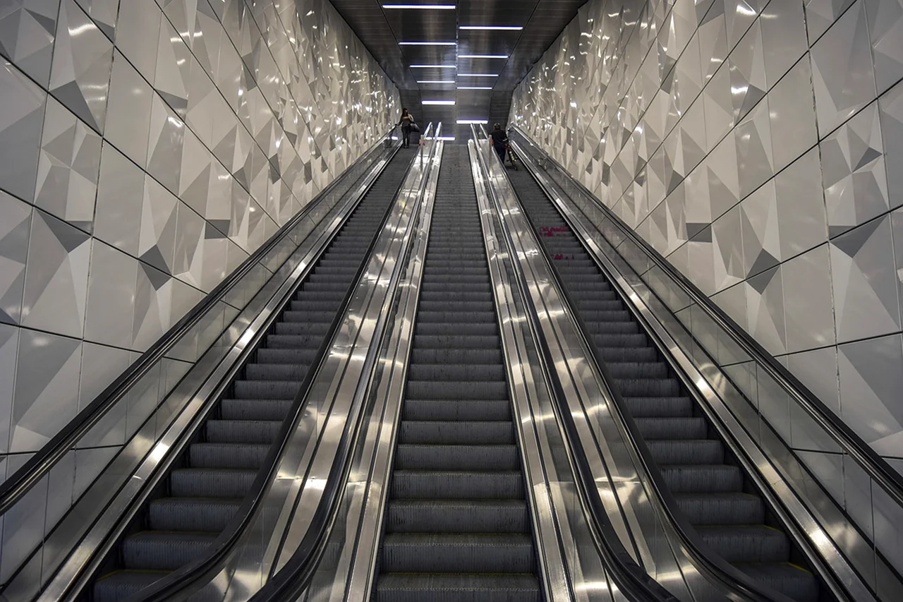 Эскалатор метро спортивная