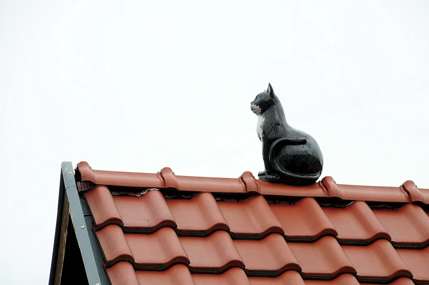 Фигурки на крыше домов