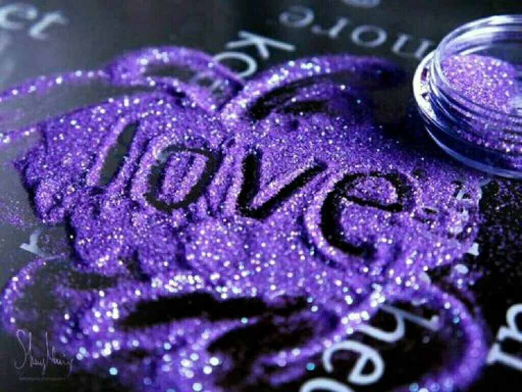 Фиолетовые надписи