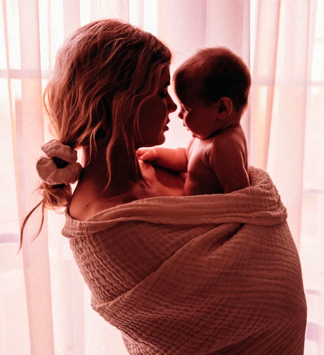 Фотосессия мамы с новорожденным