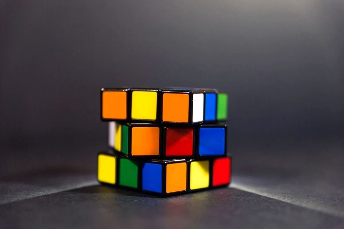 Фотосессия с кубиком Рубика