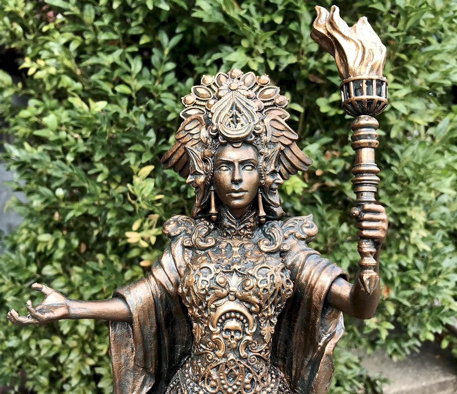 Геката богиня скульптура