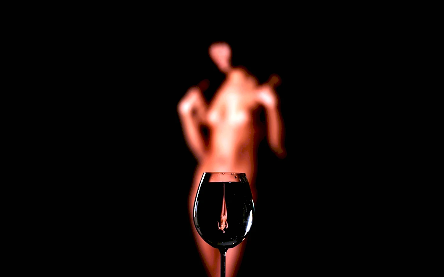 Голая женщина с бокалом вина