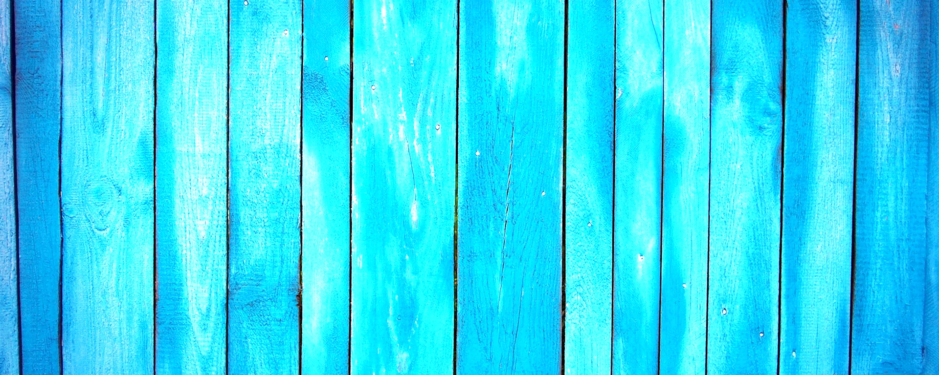 Голубой забор деревянный