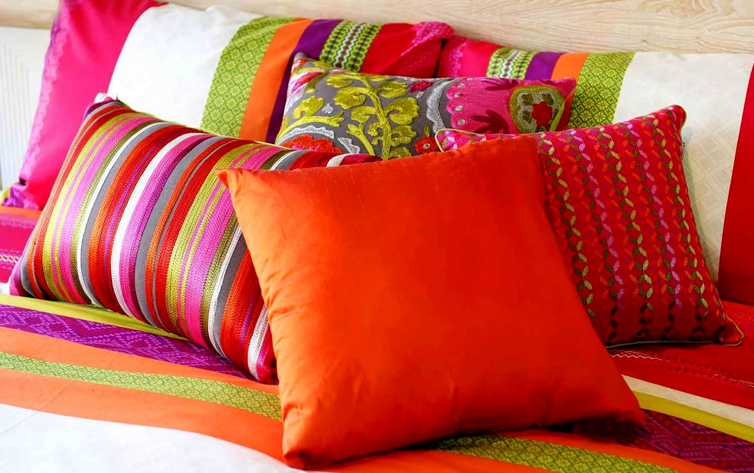 Яркие декоративные подушки