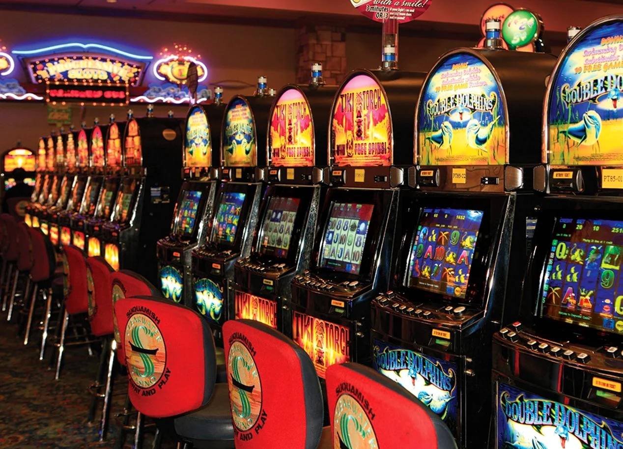 Автомат казино. Игровой автомат казино. Зал игровых автоматов. Игральный автомат казино.