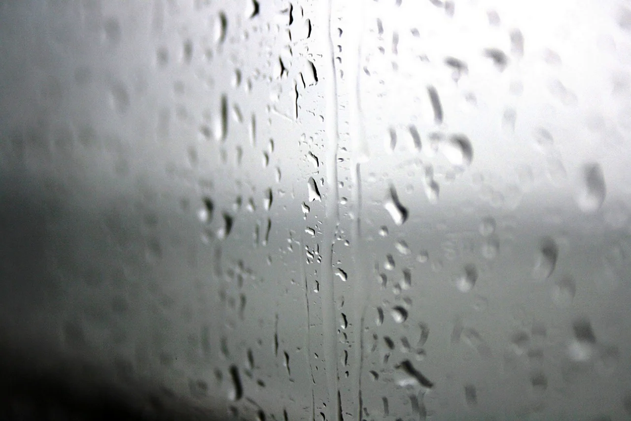 Капли дождя на окне