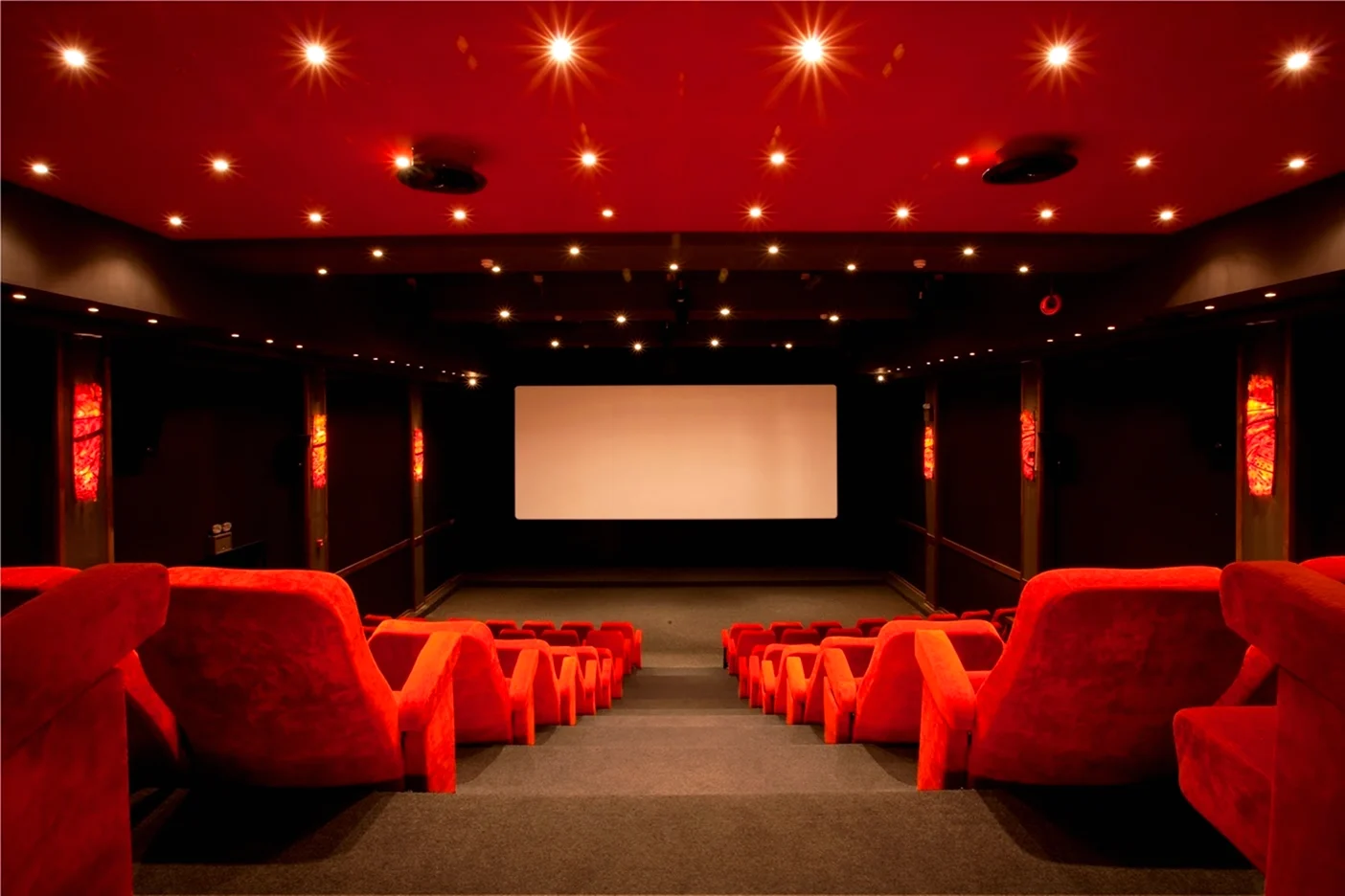 Кинотеатр на белом фоне
