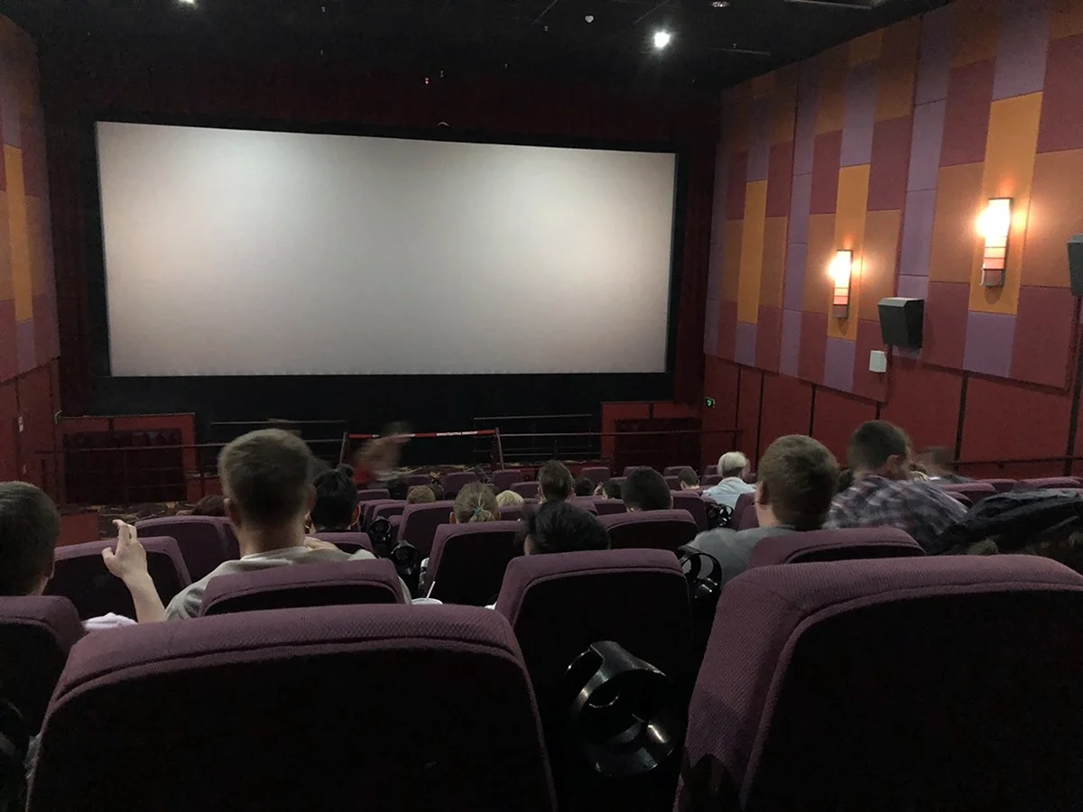 Кинотеатр полный зал