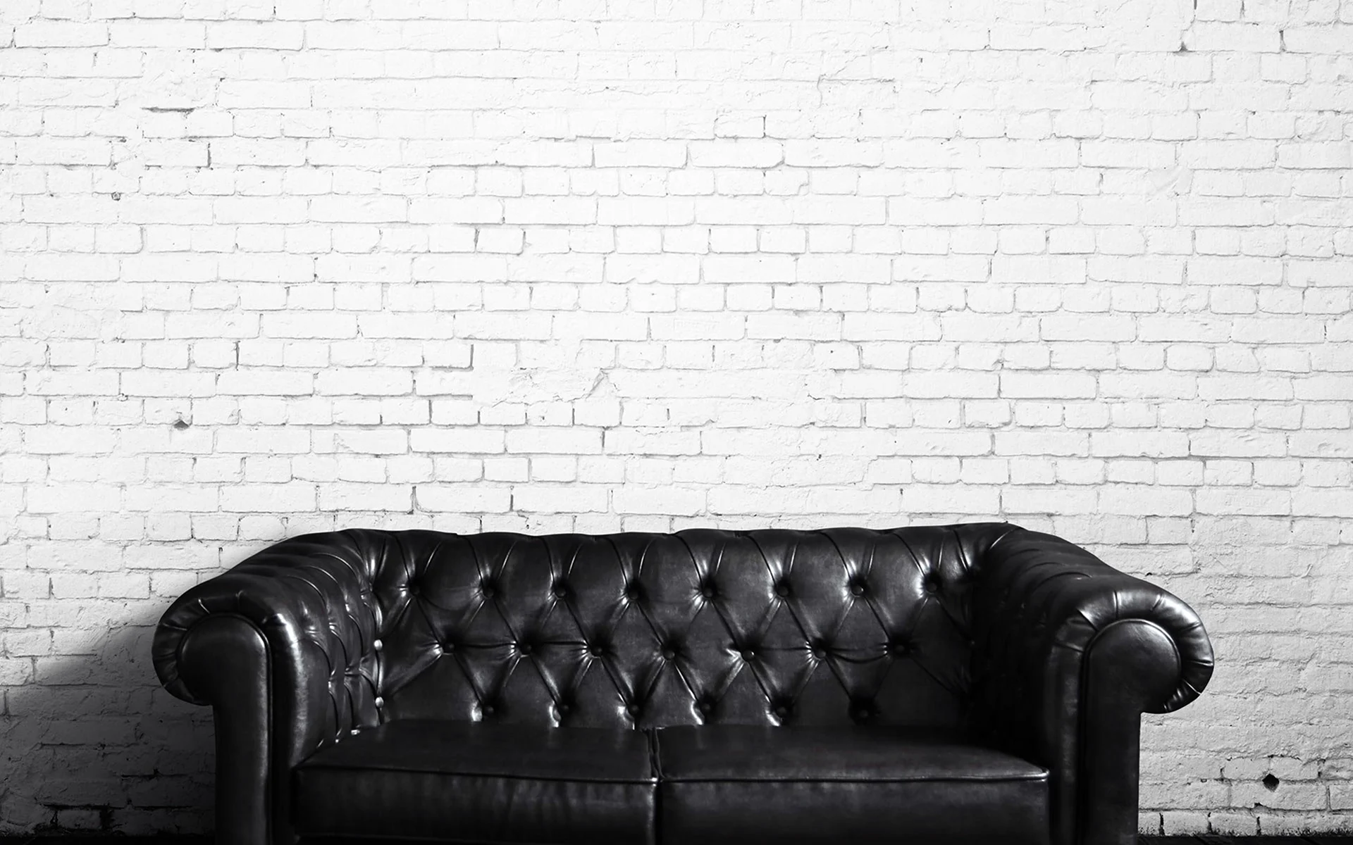 Кирпичная стена кожаный диван