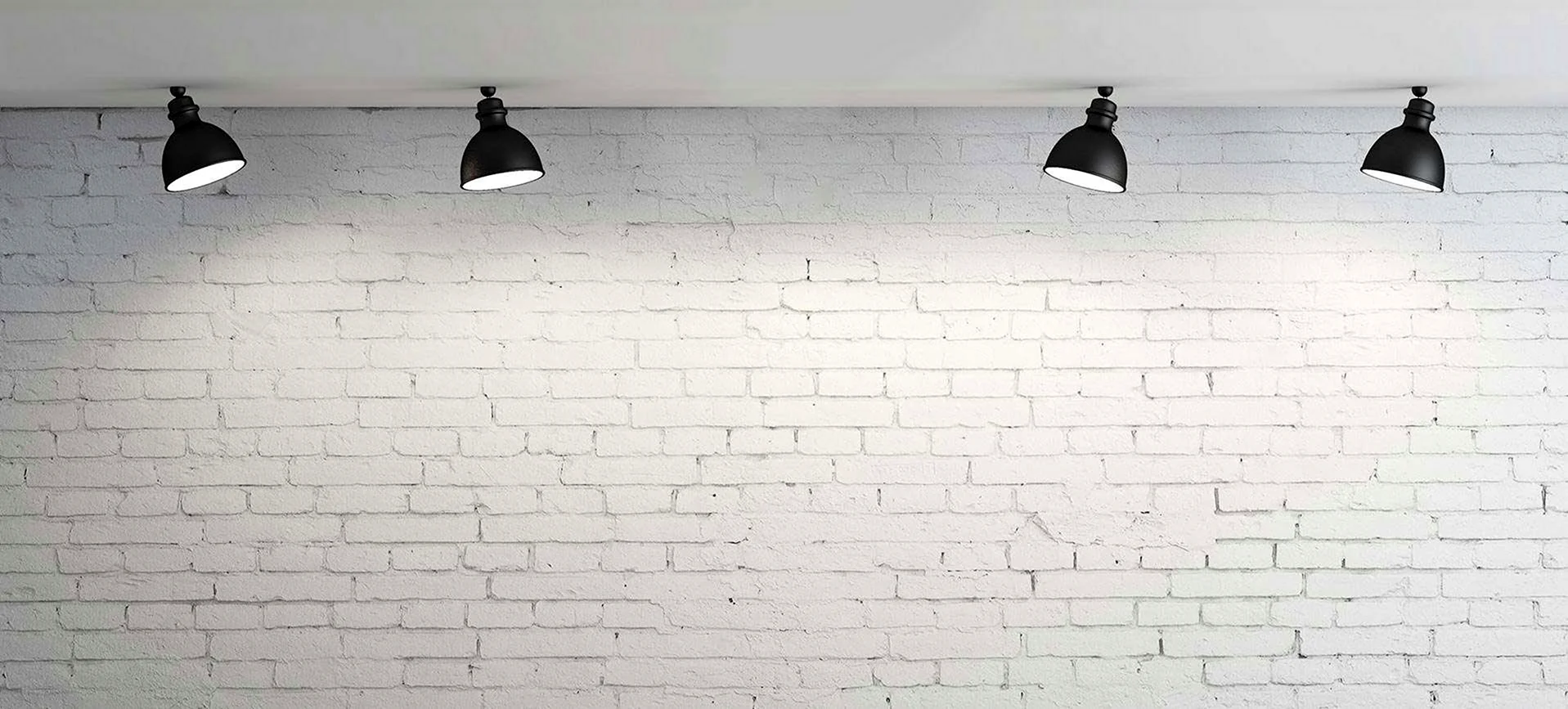 Кирпичная стена с лампами