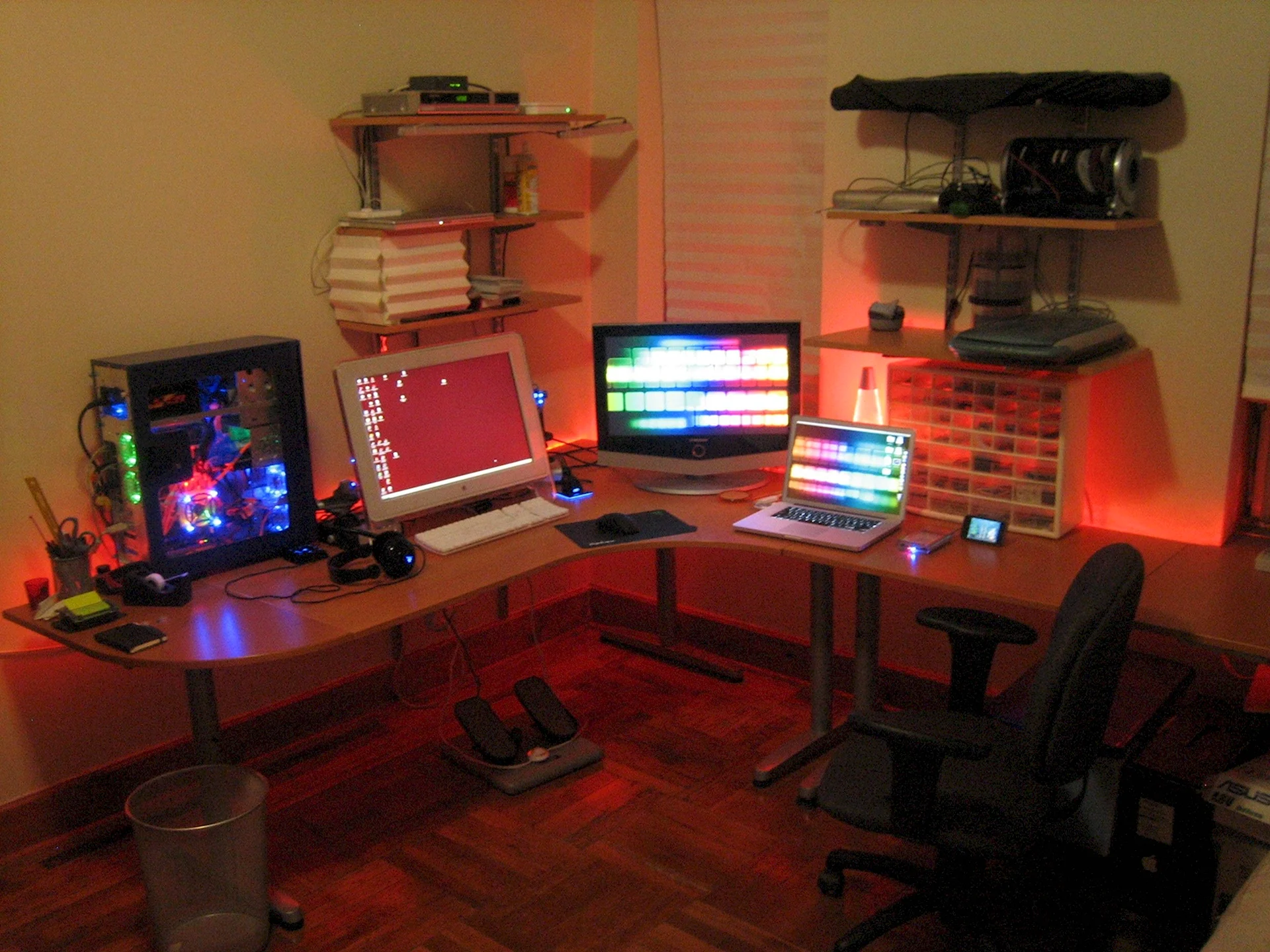 Комната с двумя компьютерами