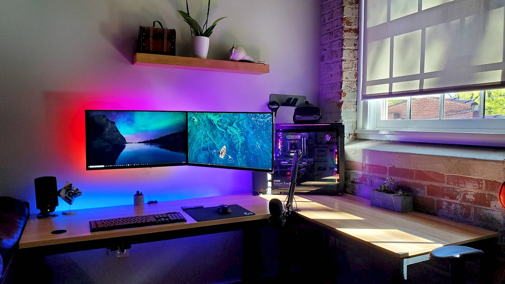 Компьютерный стол с подсветкой