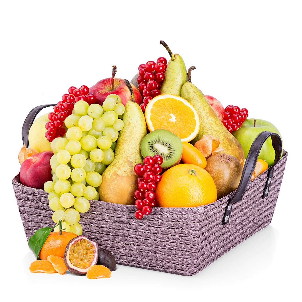 Корзина с ягодами и фруктами