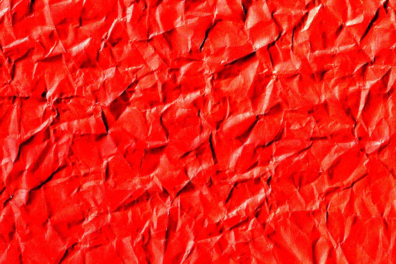 Красная мятая бумага