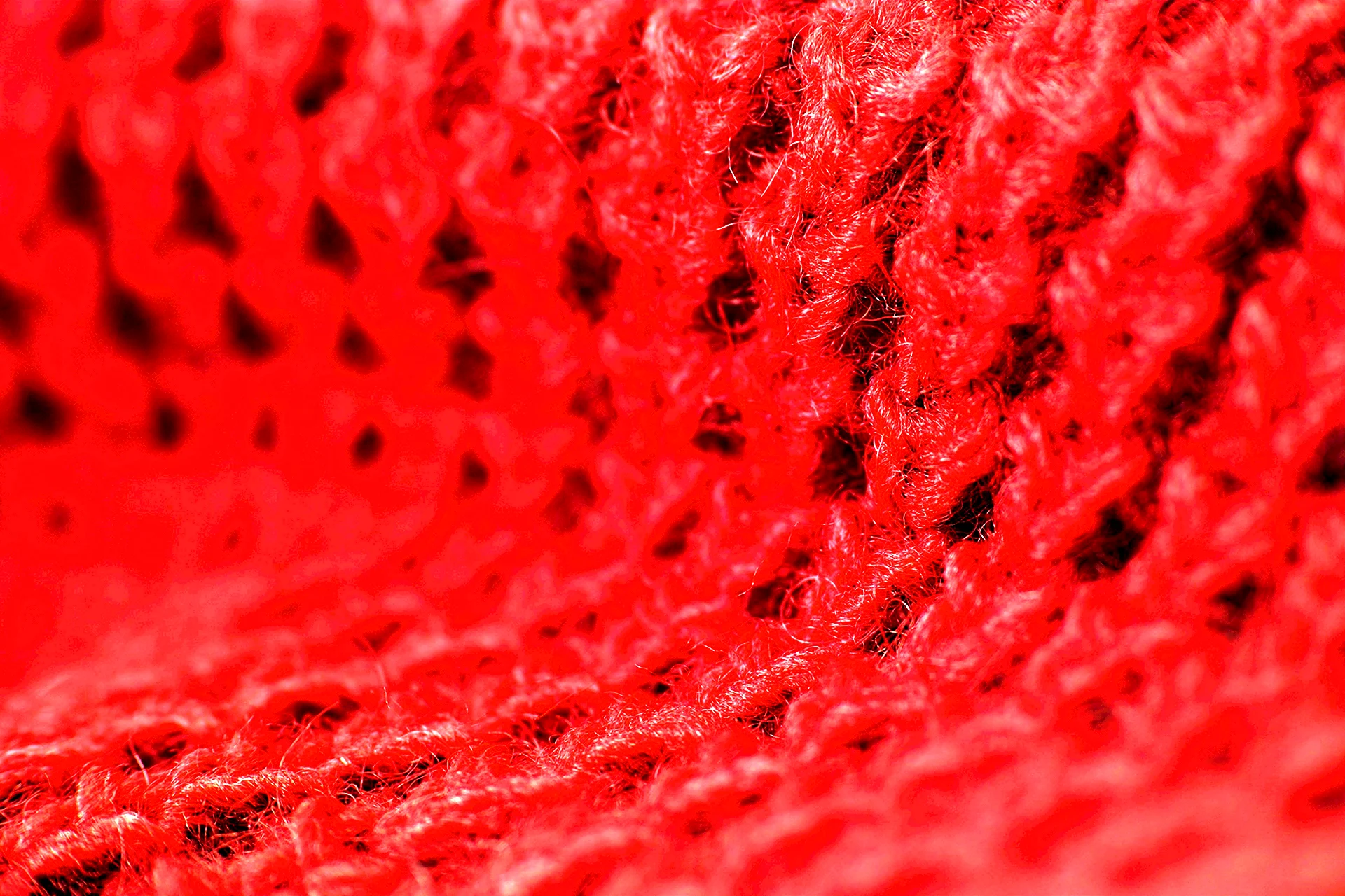 Красное вязаное полотно