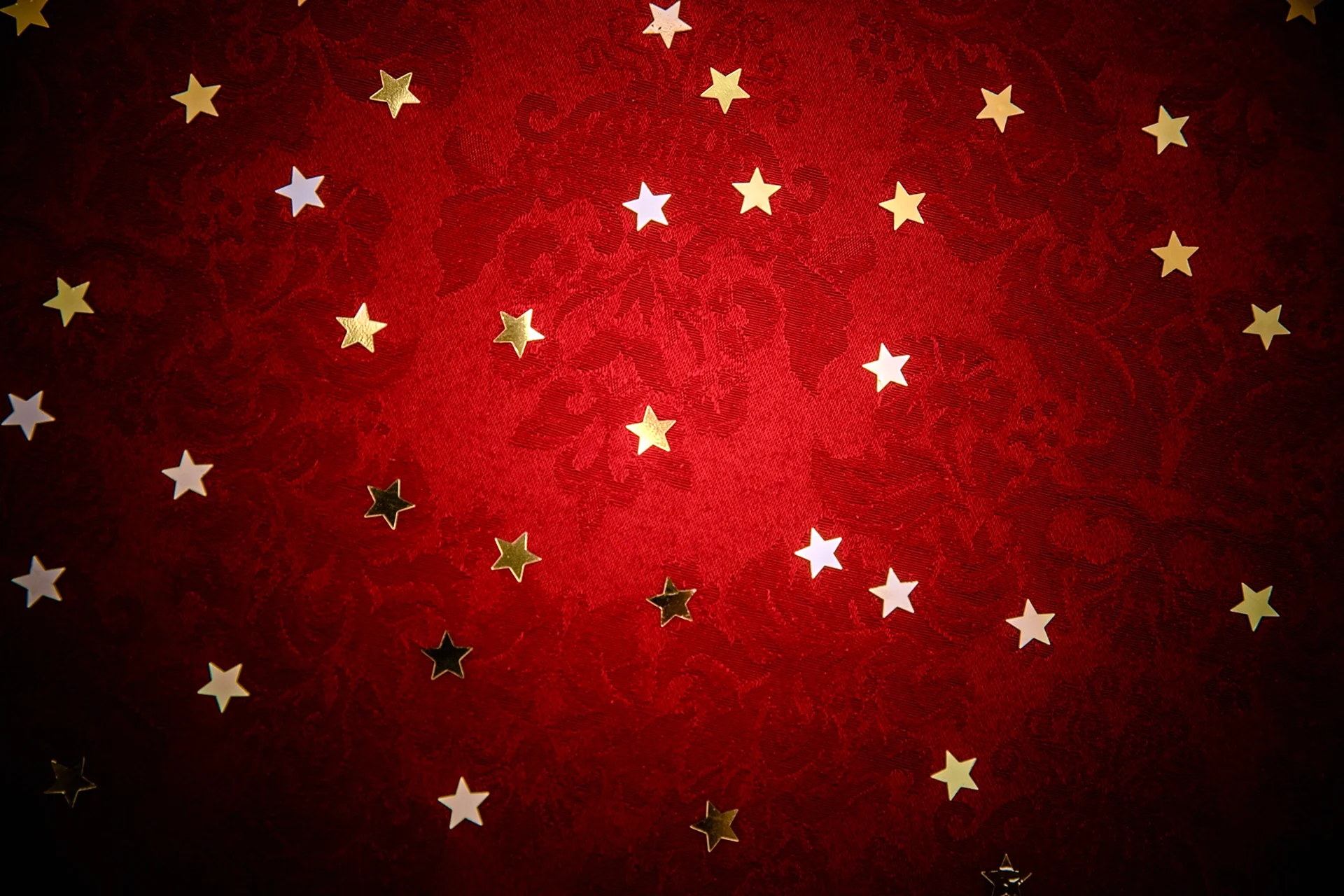 Красный фон с золотыми звездами