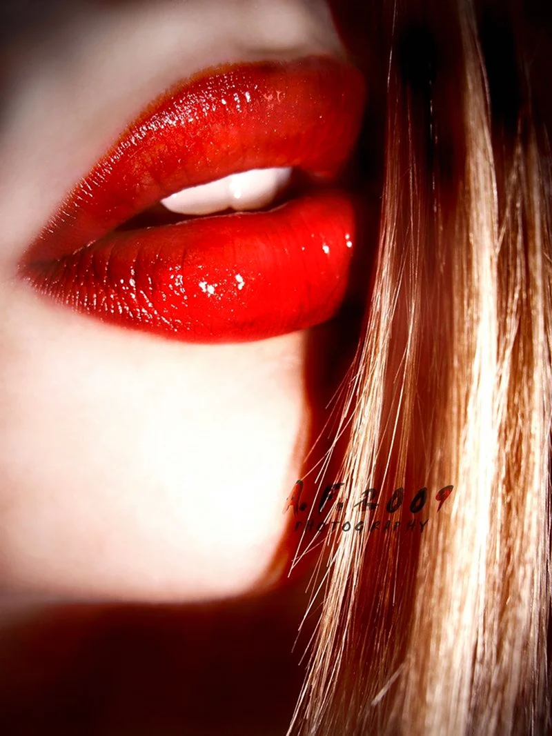 Красный цвет губ