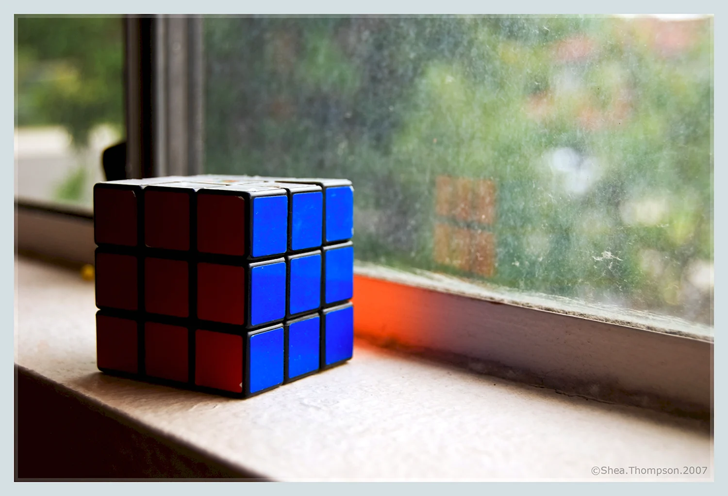 Кубик Рубика на столе