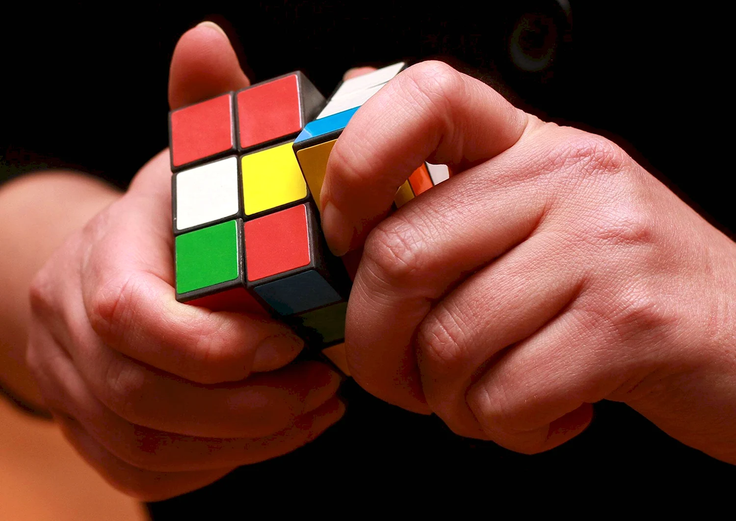 Кубик Рубика в руках